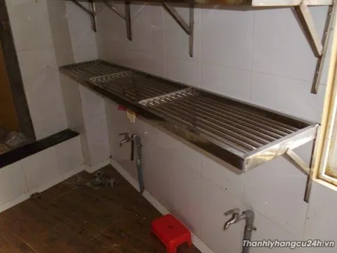 kệ inox treo tường
