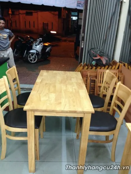 bàn ăn nệm có lưng tựa