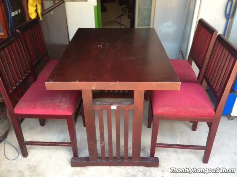 Bàn ghế nhà hàng cũ