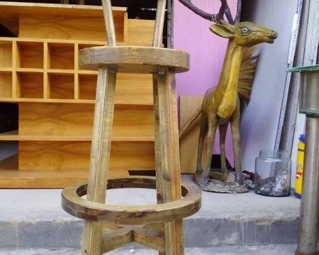 ghế gỗ quán bar