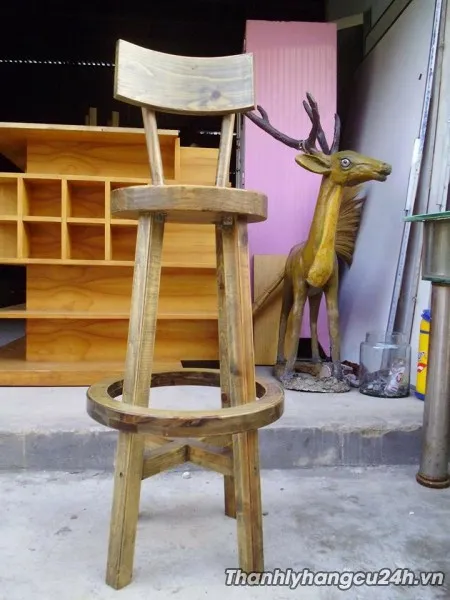 ghế gỗ quán bar