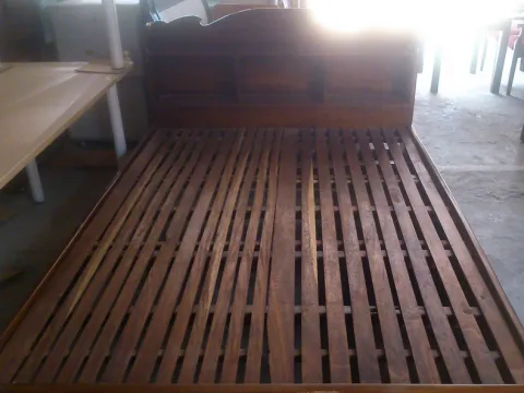 Thanh lý Giường gỗ căm xe dài 2m rộng 1,4m