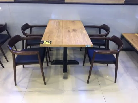 Bộ bàn ghế có tay vịn