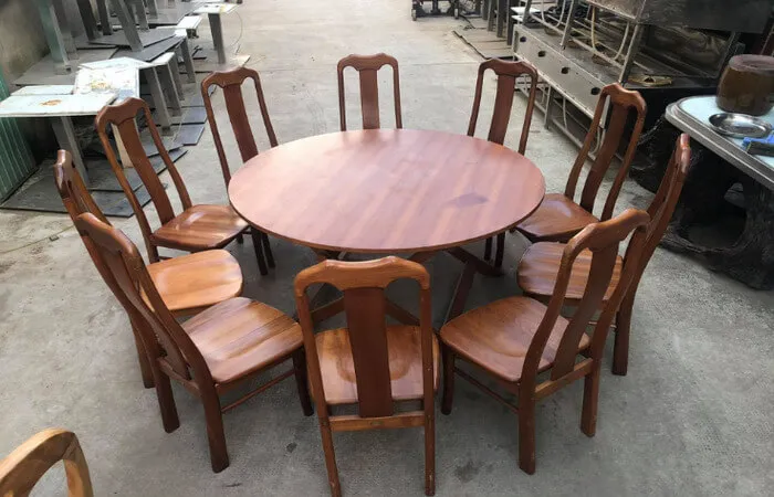 Bàn ghế gỗ cũ sẽ có giá rẻ