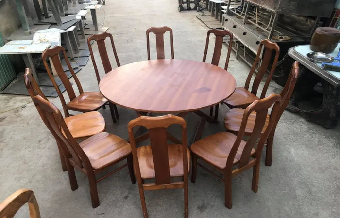 Bàn ghế gỗ cũ có chất lượng cao