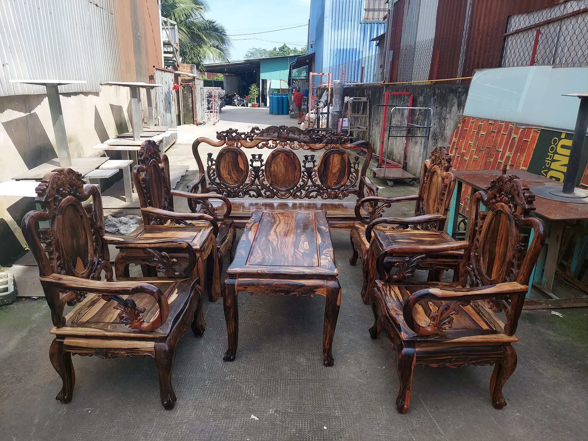 Mua bàn ghế gỗ cũ